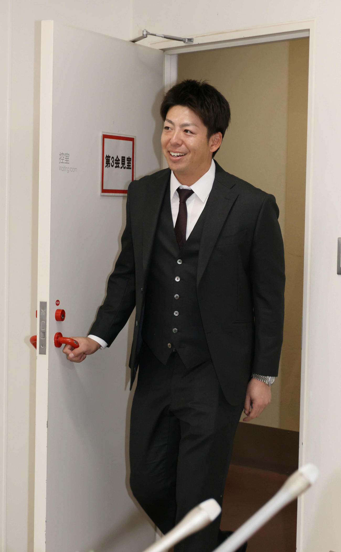 契約更改を終え、会見にのぞむ広島野間（撮影・加藤孝規）