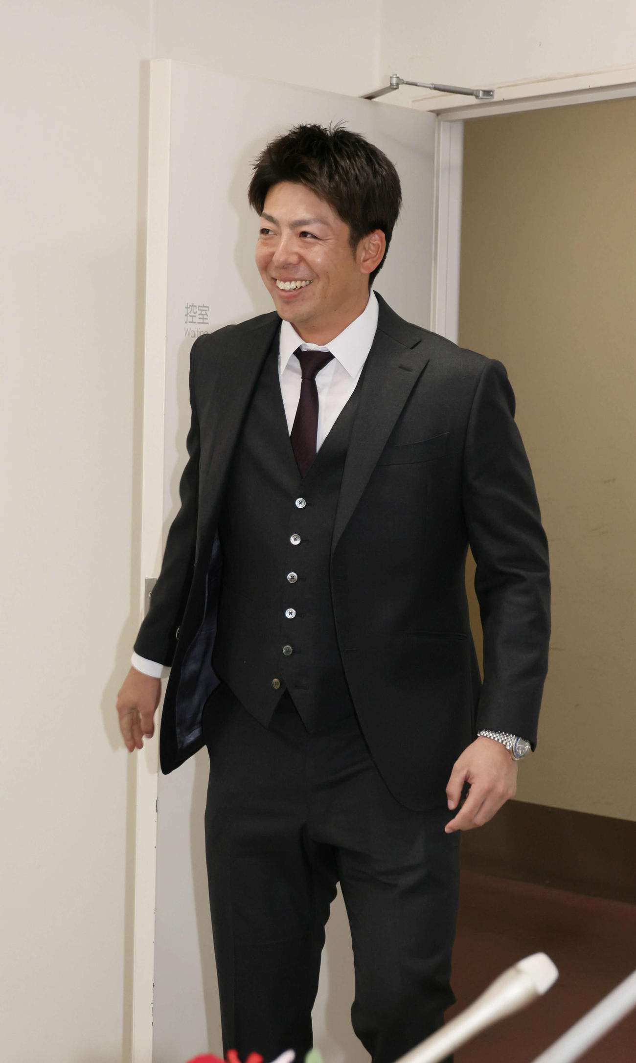 契約更改を終え、会見にのぞむ広島野間（撮影・加藤孝規）