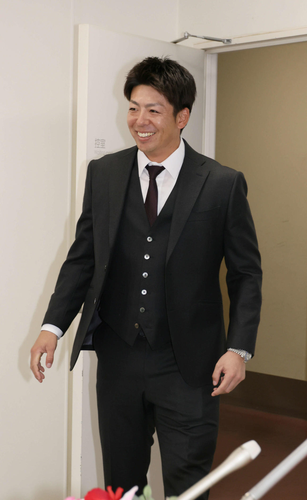 契約更改を終え、会見にのぞむ広島野間（撮影・加藤孝規）