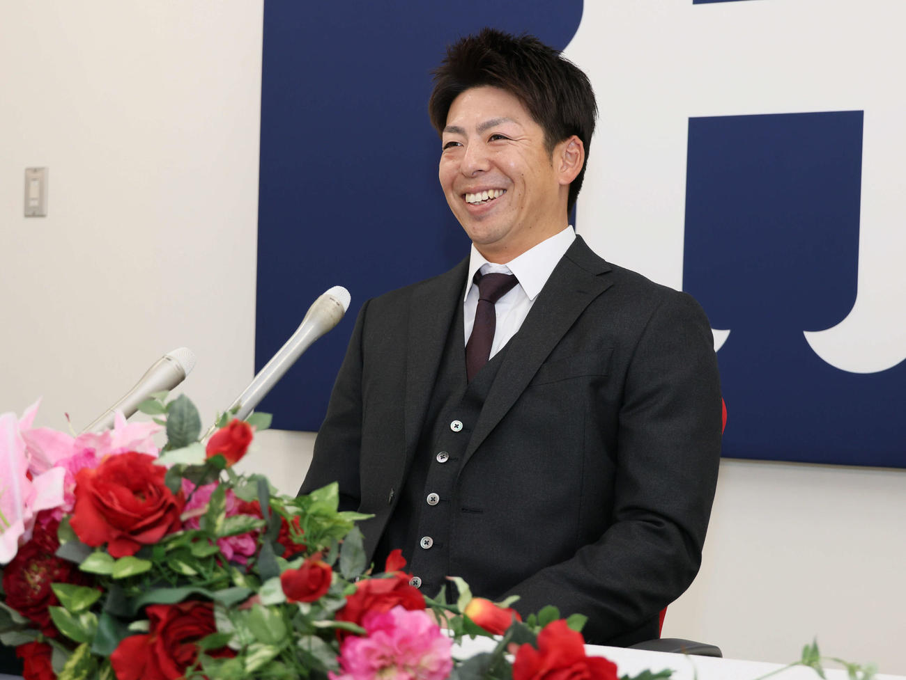 1800万円増の推定6800万円で契約更改し、会見する広島野間（撮影・加藤孝規）