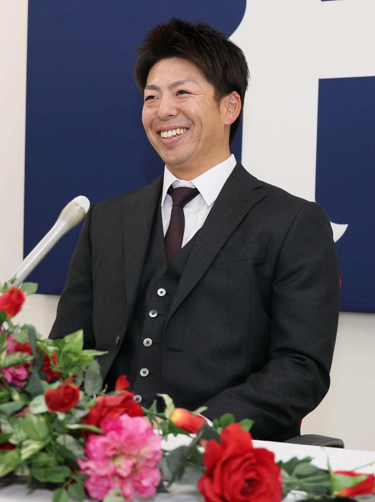 1800万円増の推定6800万円で契約更改し、会見する広島野間（撮影・加藤孝規）