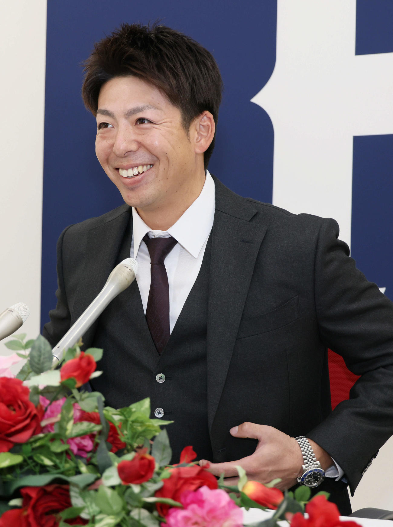 1800万円増の推定6800万円で契約更改し、会見する広島野間（撮影・加藤孝規）