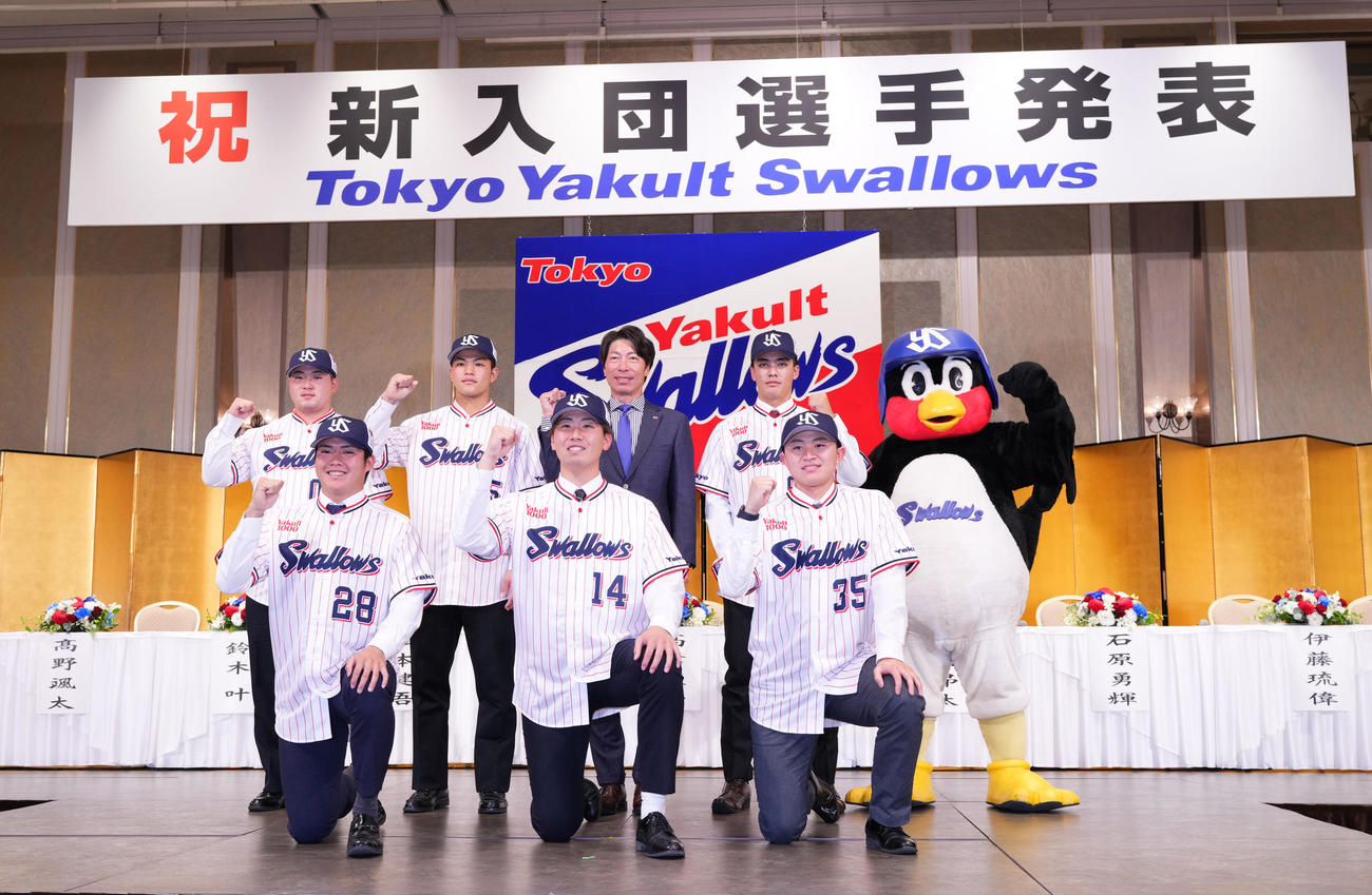 ヤクルト新入団選手発表会で記念写真に納まる、前列左からドラフト2位の松本、ドラフト1位の西舘、ドラフト3位の石原。後列左から育成2位の高野、ドラフト4位の鈴木、高津監督、ドラフト5位の伊藤、つば九郎（撮影・菅敏）