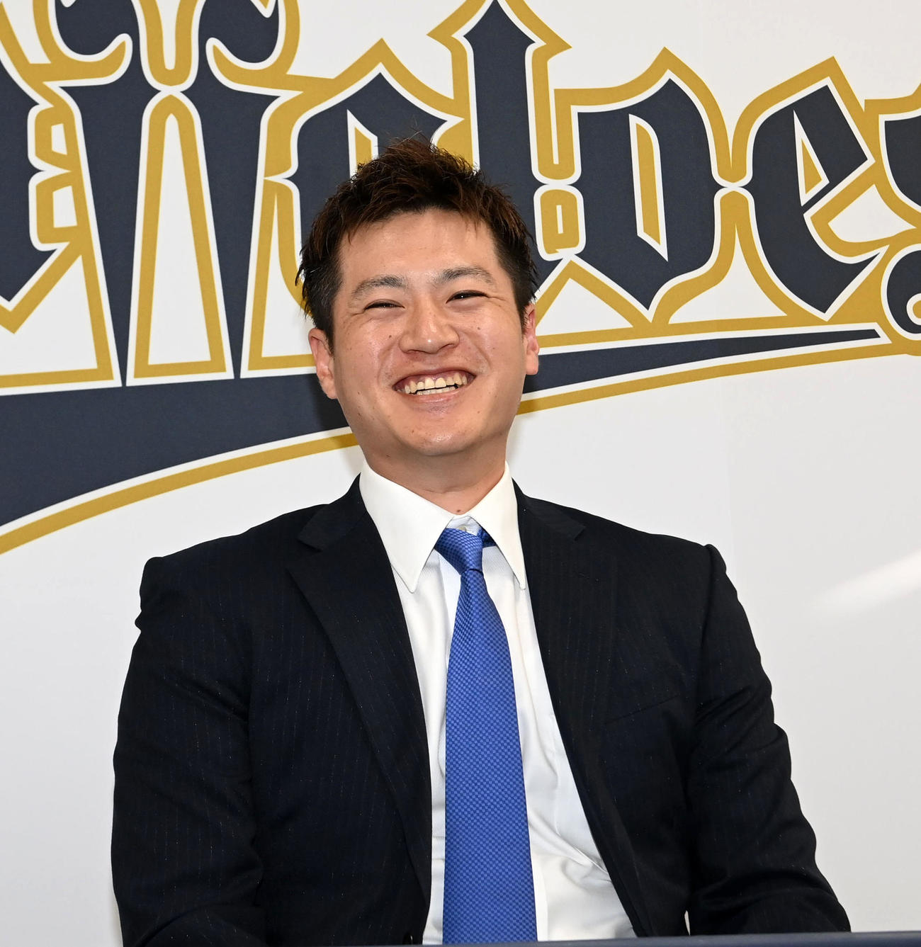 アップで契約更改を終え会見で笑顔を見せる山田（撮影・前岡正明）