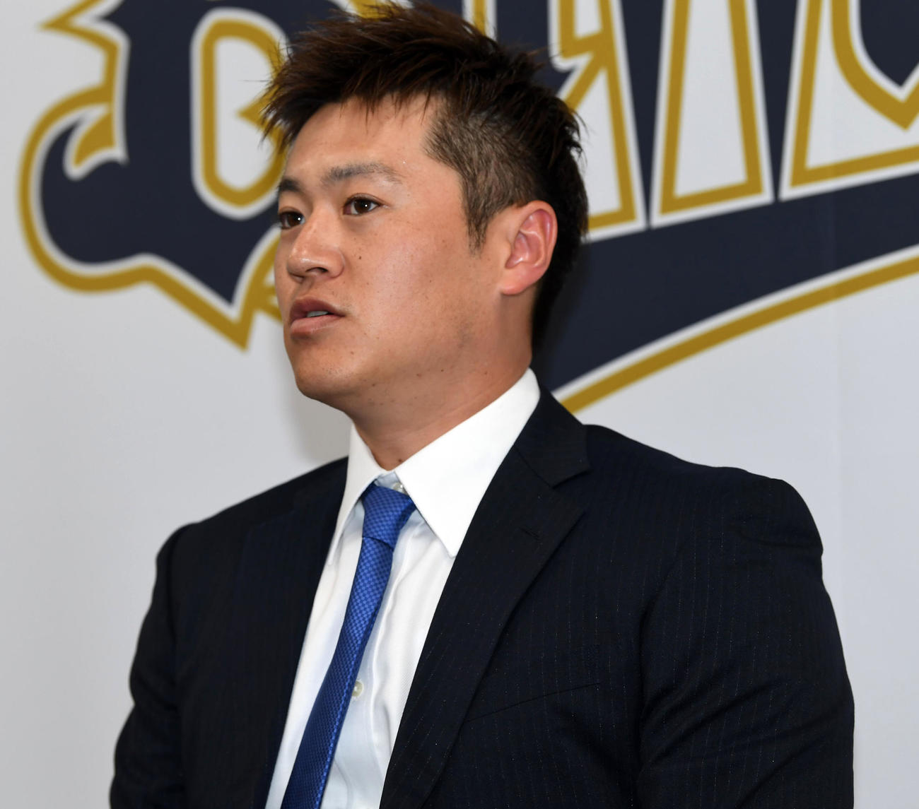 契約更改を終え記者の質問に答える山田（撮影・前岡正明）