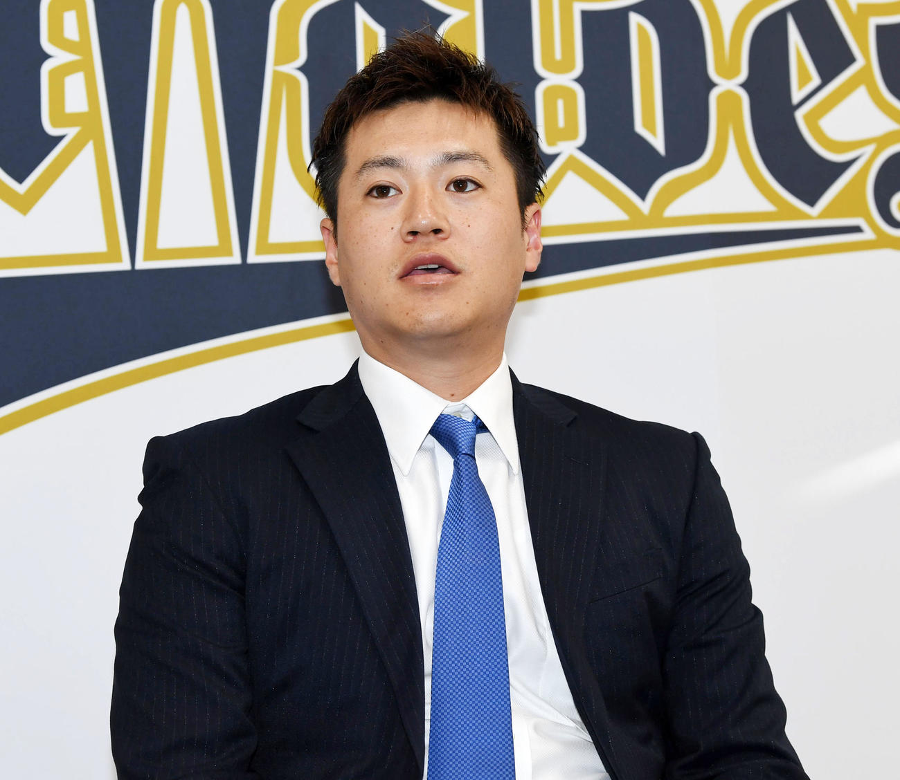 契約更改を終え記者の質問に答える山田（撮影・前岡正明）