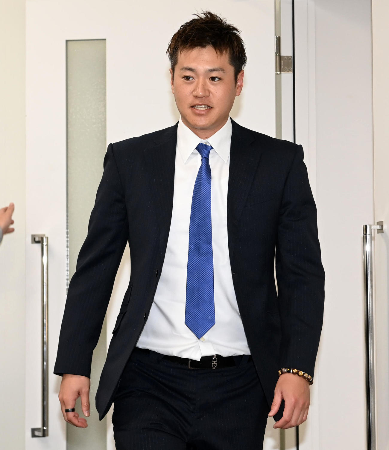 契約更改を終え会見の席に向かう山田（撮影・前岡正明）