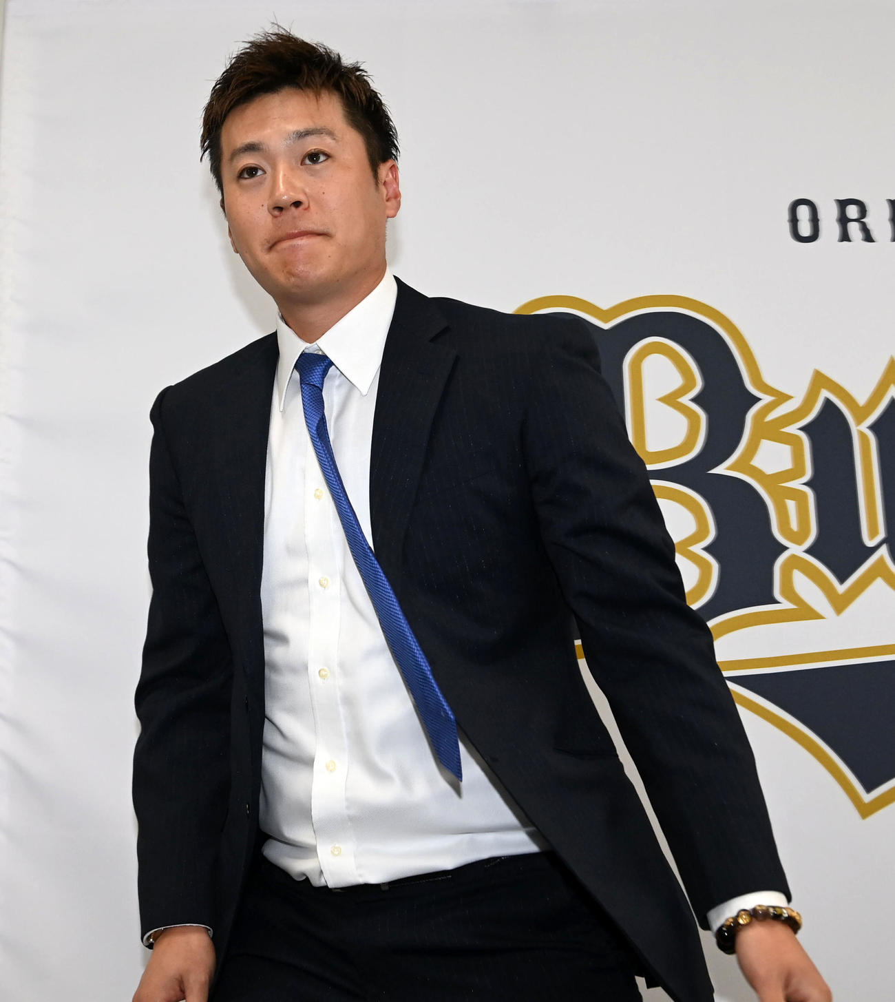 契約更改後の会見を終え引き揚げる山田（撮影・前岡正明）