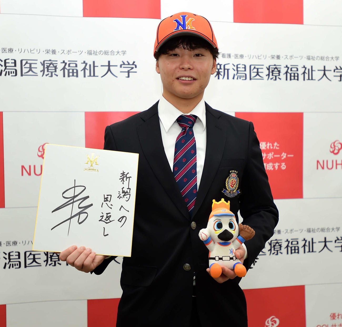 色紙に目標を掲げる新潟医療福祉大・目黒