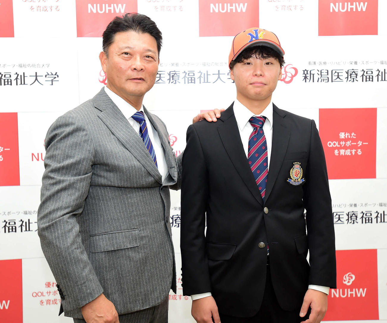 内定記者会見に参加した新潟医療福祉大の目黒（右）と新潟の橋上監督