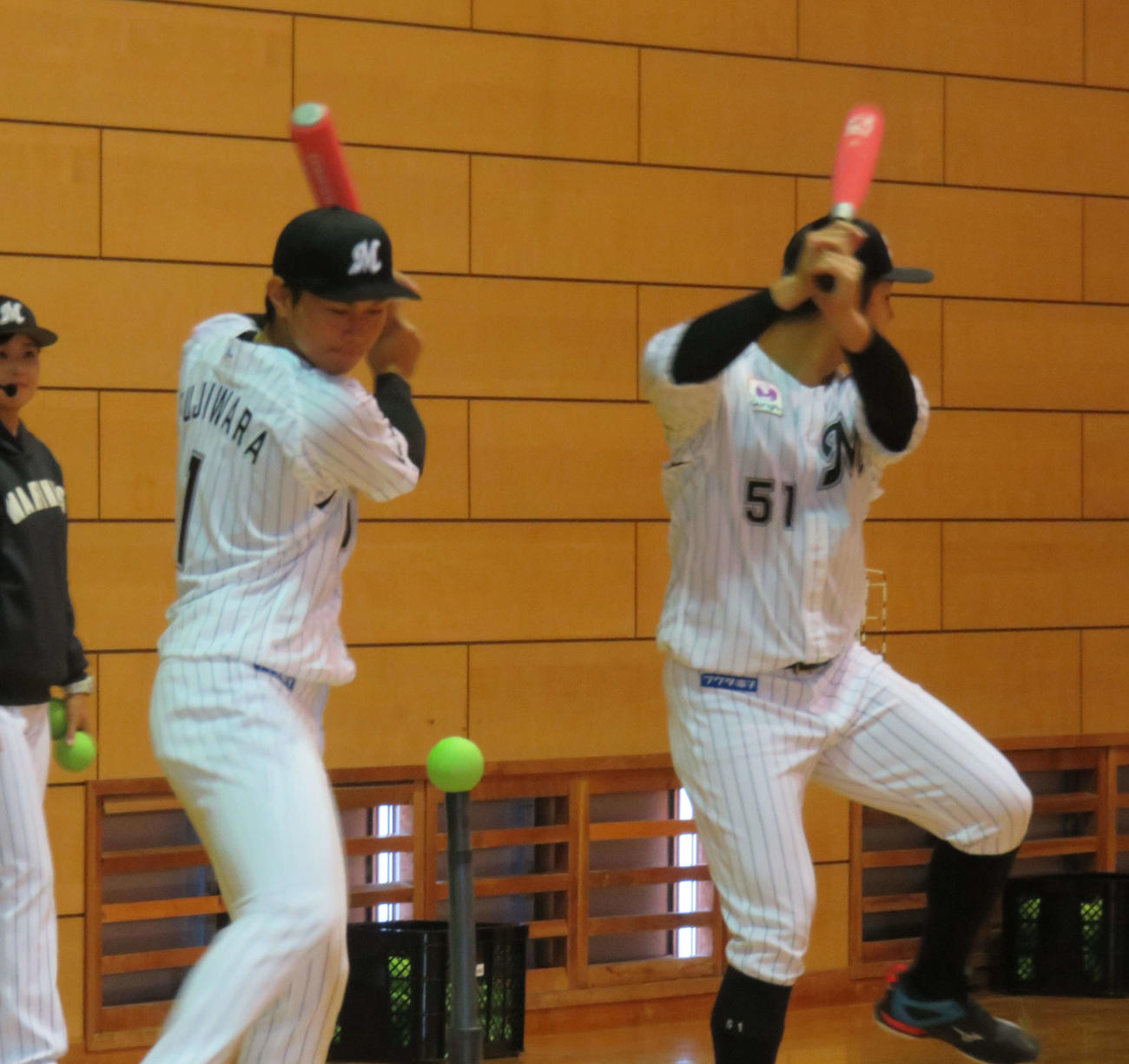 野球体験型授業で打撃を実演するロッテ藤原（左）右は山口