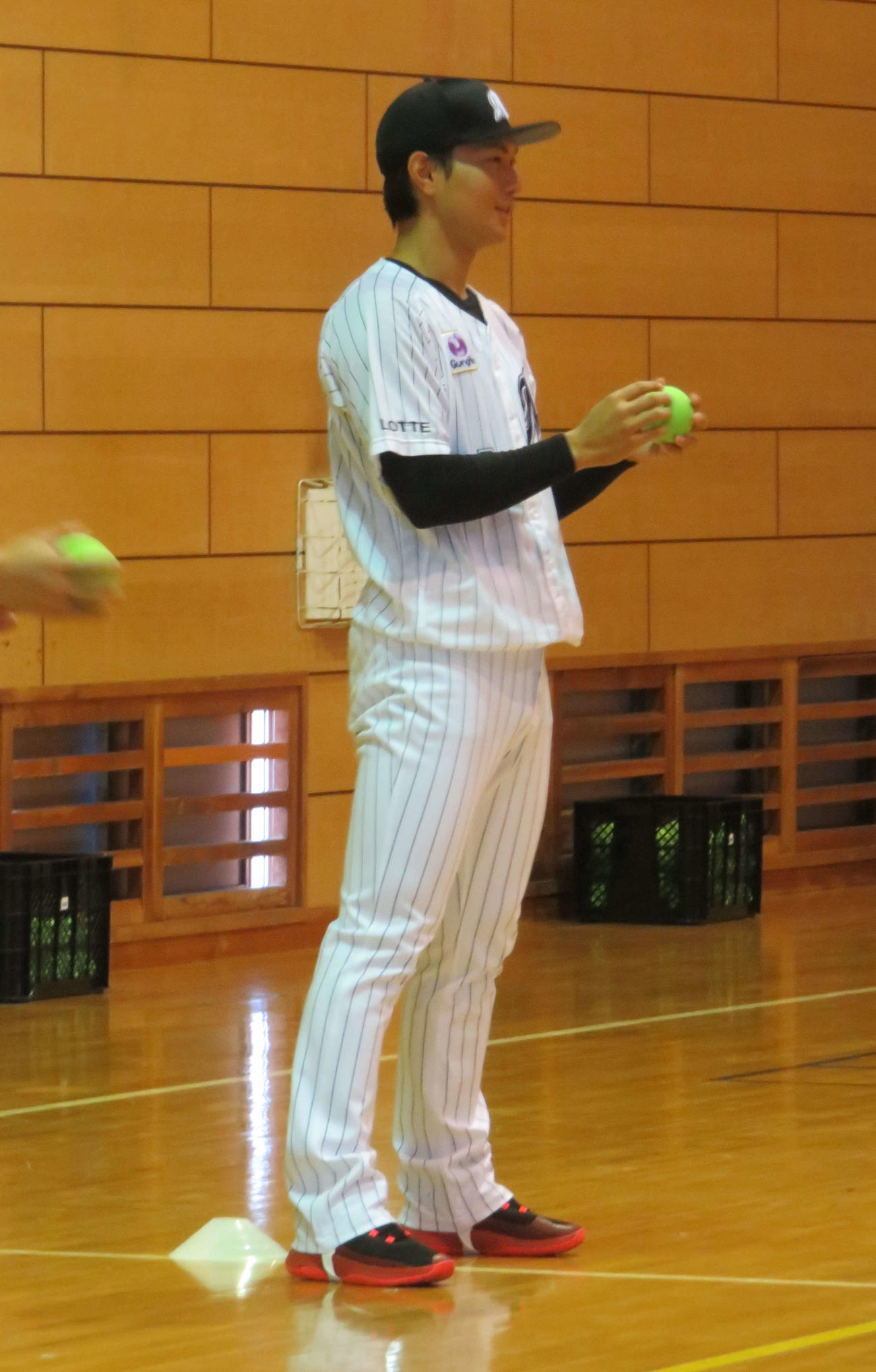 野球体験型授業で特別支援学校の生徒とふれあったロッテ藤原