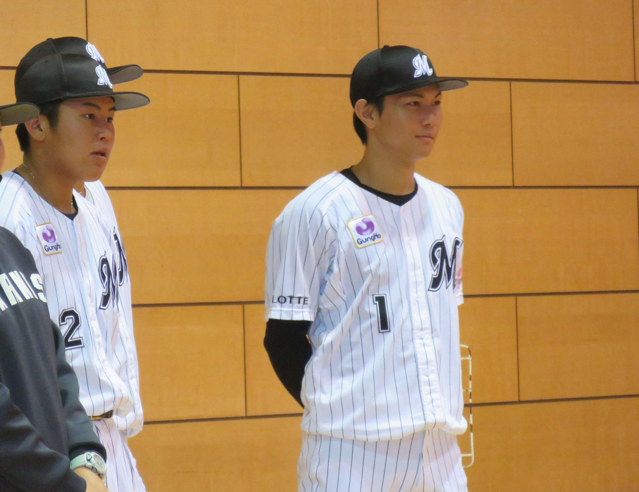 野球体験型授業で特別支援学校の生徒とふれあったロッテ藤原（右）左は松川