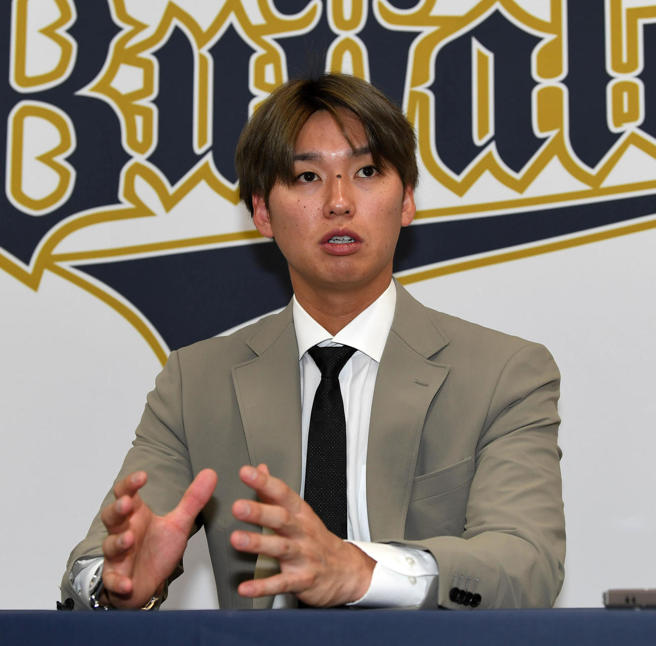 契約更改を終え記者の質問に答える石川（撮影・前岡正明）