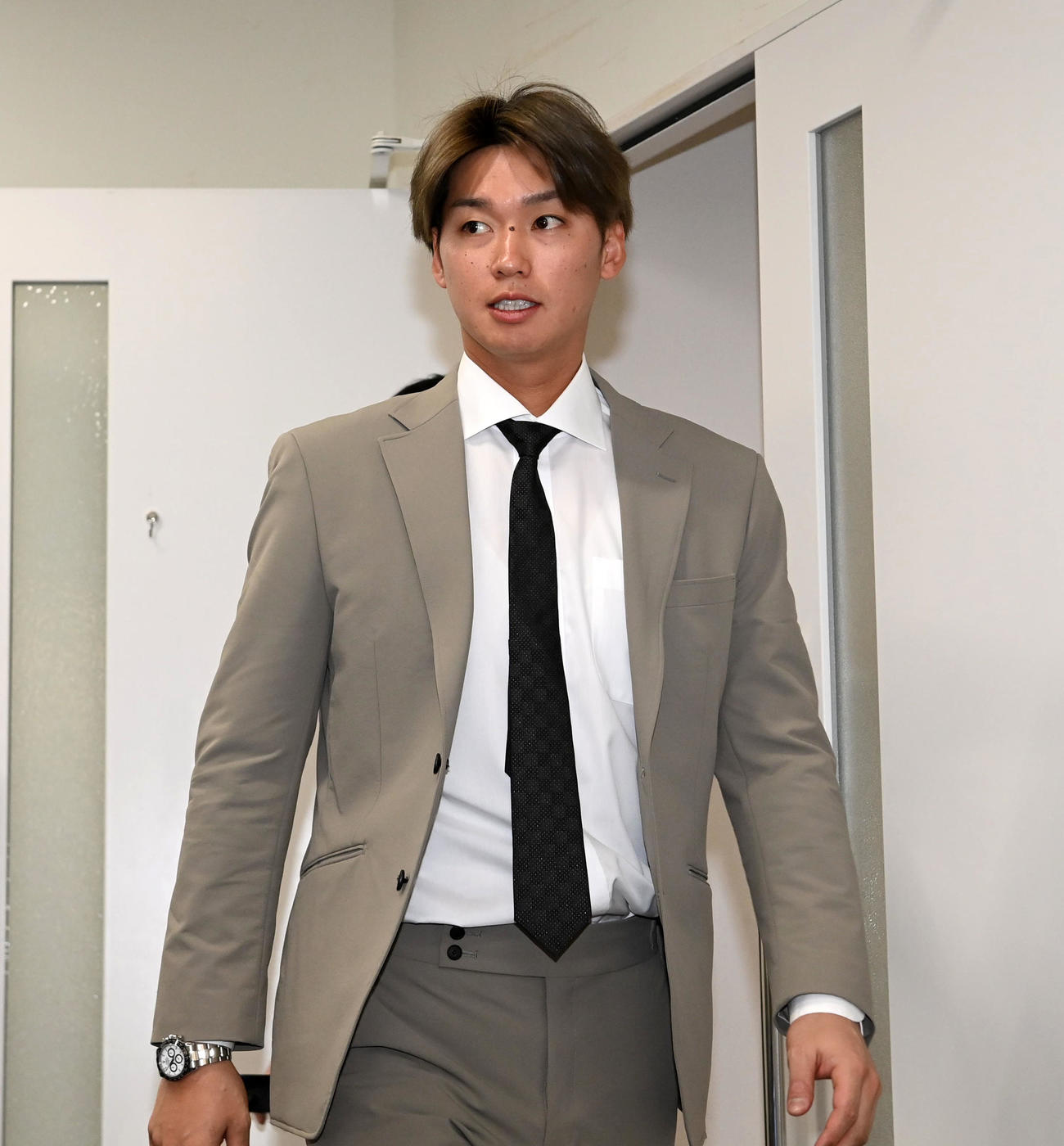 契約更改を終え会見の席に向かう石川（撮影・前岡正明）