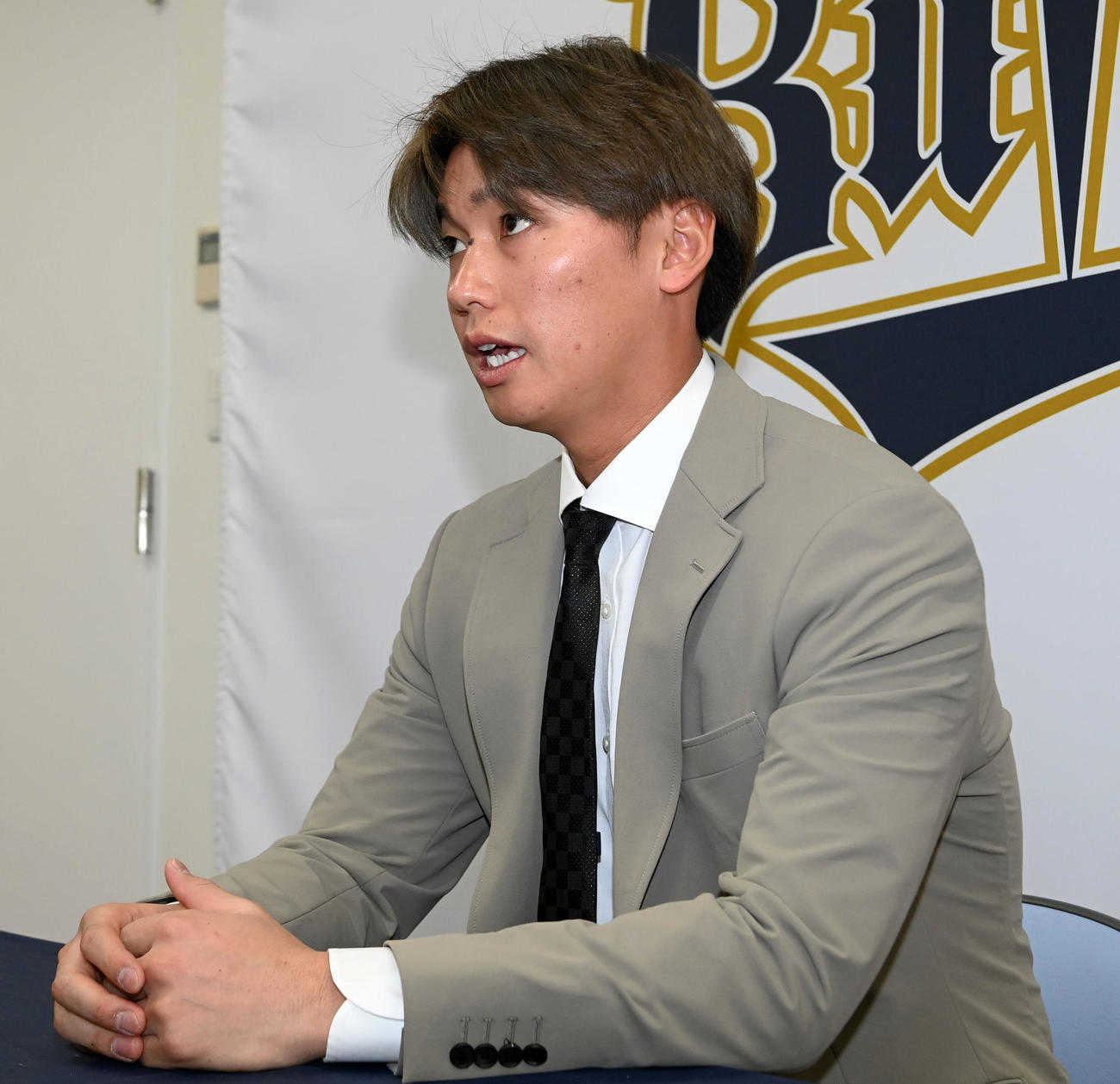 契約更改を終え記者の質問に答える石川（撮影・前岡正明）