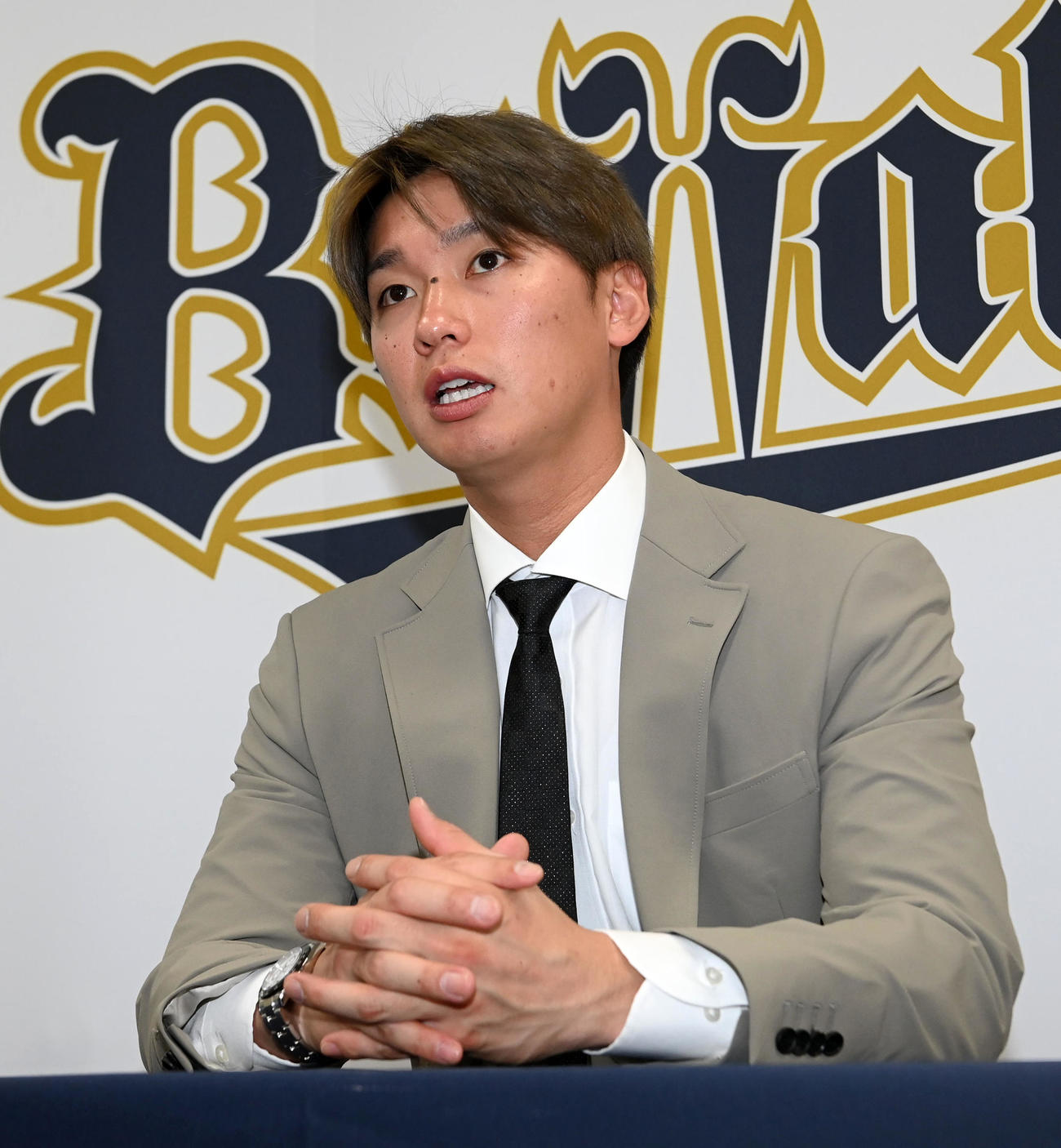 契約更改を終え記者の質問に答える石川（撮影・前岡正明）