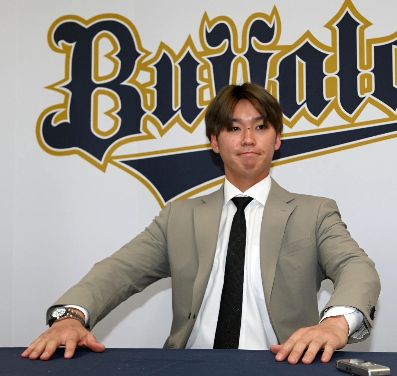 契約更改後の会見を終え引き揚げる石川（撮影・前岡正明）