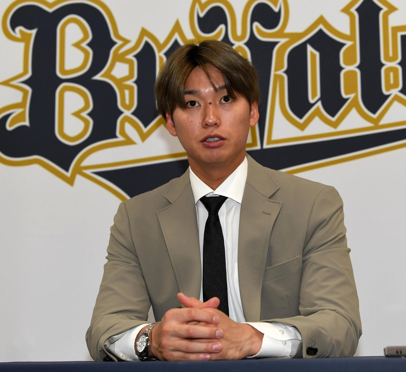 契約更改を終え記者の質問に答える石川（撮影・前岡正明）