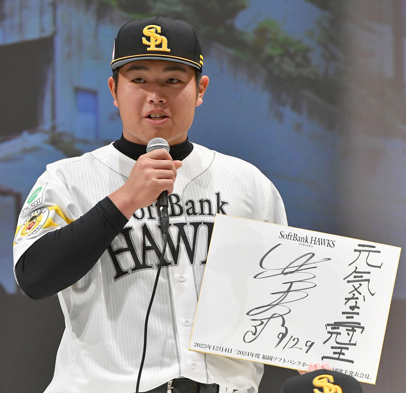 新入団選手発表記者会見で、プロでの目標「元気な3冠王」と宣言した育成ドラフト3位・佐倉（撮影・岩下翔太）