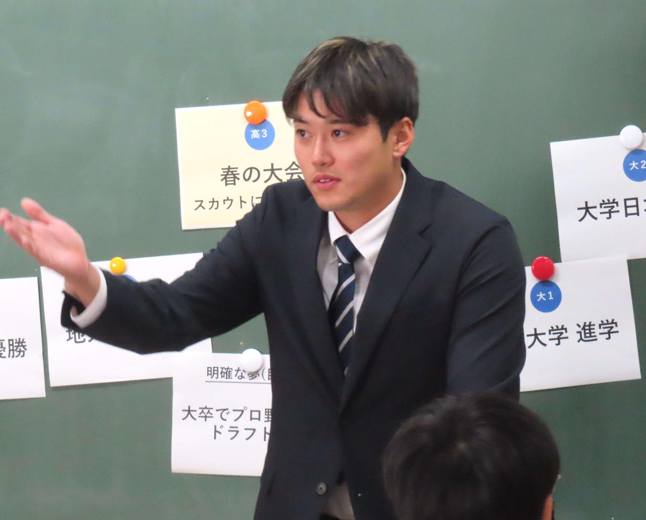 夢先生として登壇した西武佐藤隼（撮影・黒須亮）
