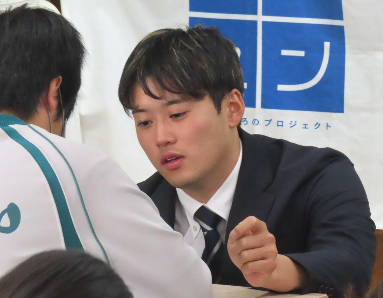 夢先生として生徒と対話する西武佐藤隼（撮影・黒須亮）