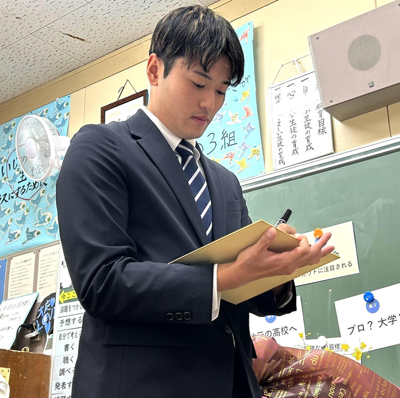 色紙にサインする西武佐藤隼（撮影・黒須亮）