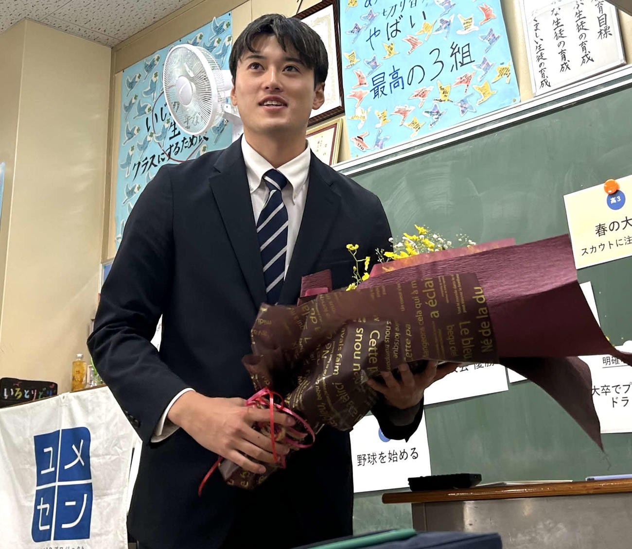 花束を受け取った西武佐藤隼（撮影・黒須亮）