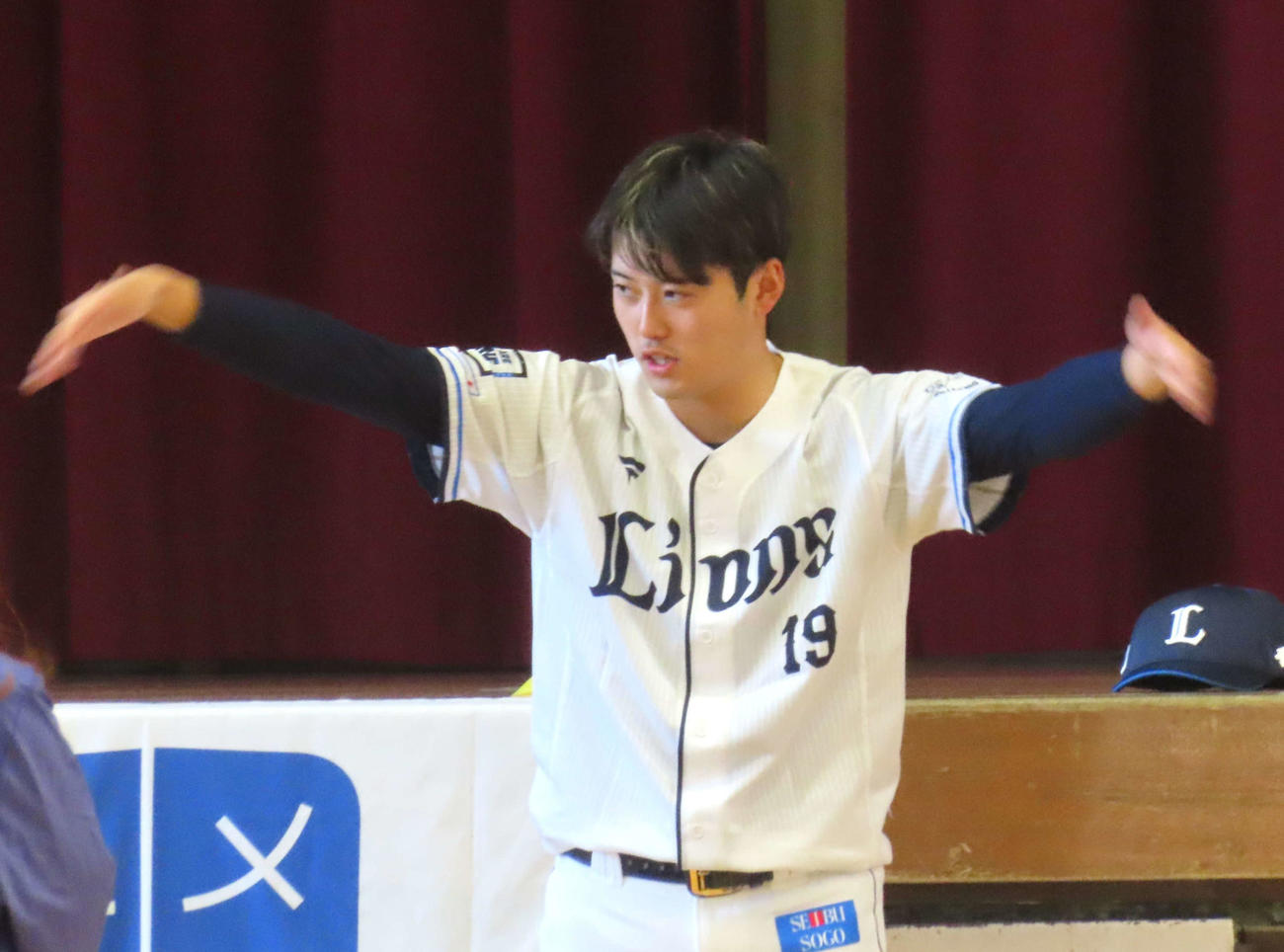 身ぶり手ぶりを交えて生徒に指示を出す西武佐藤隼（撮影・黒須亮）