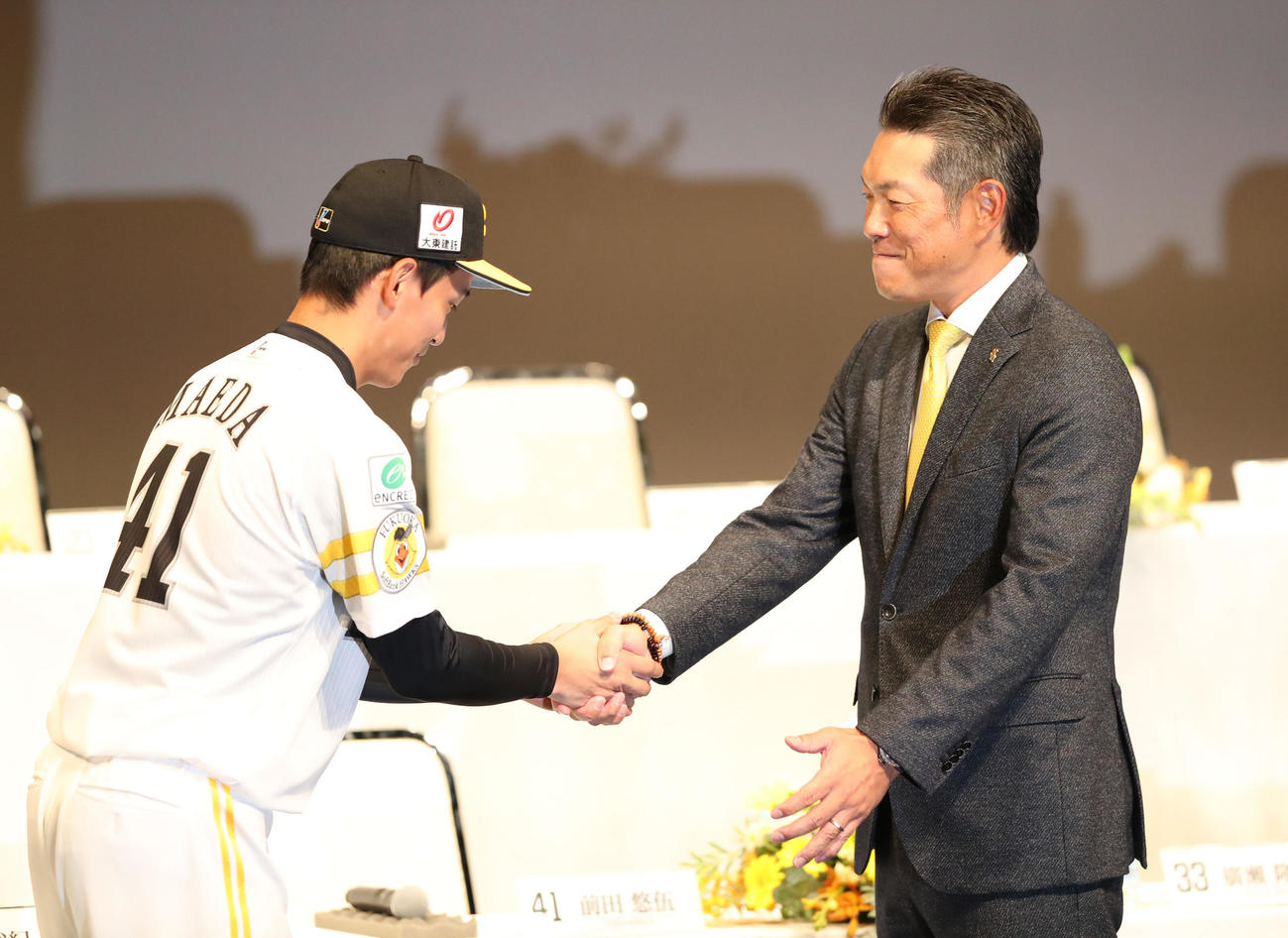 入団発表で前田を迎える小久保監督（撮影・梅根麻紀）