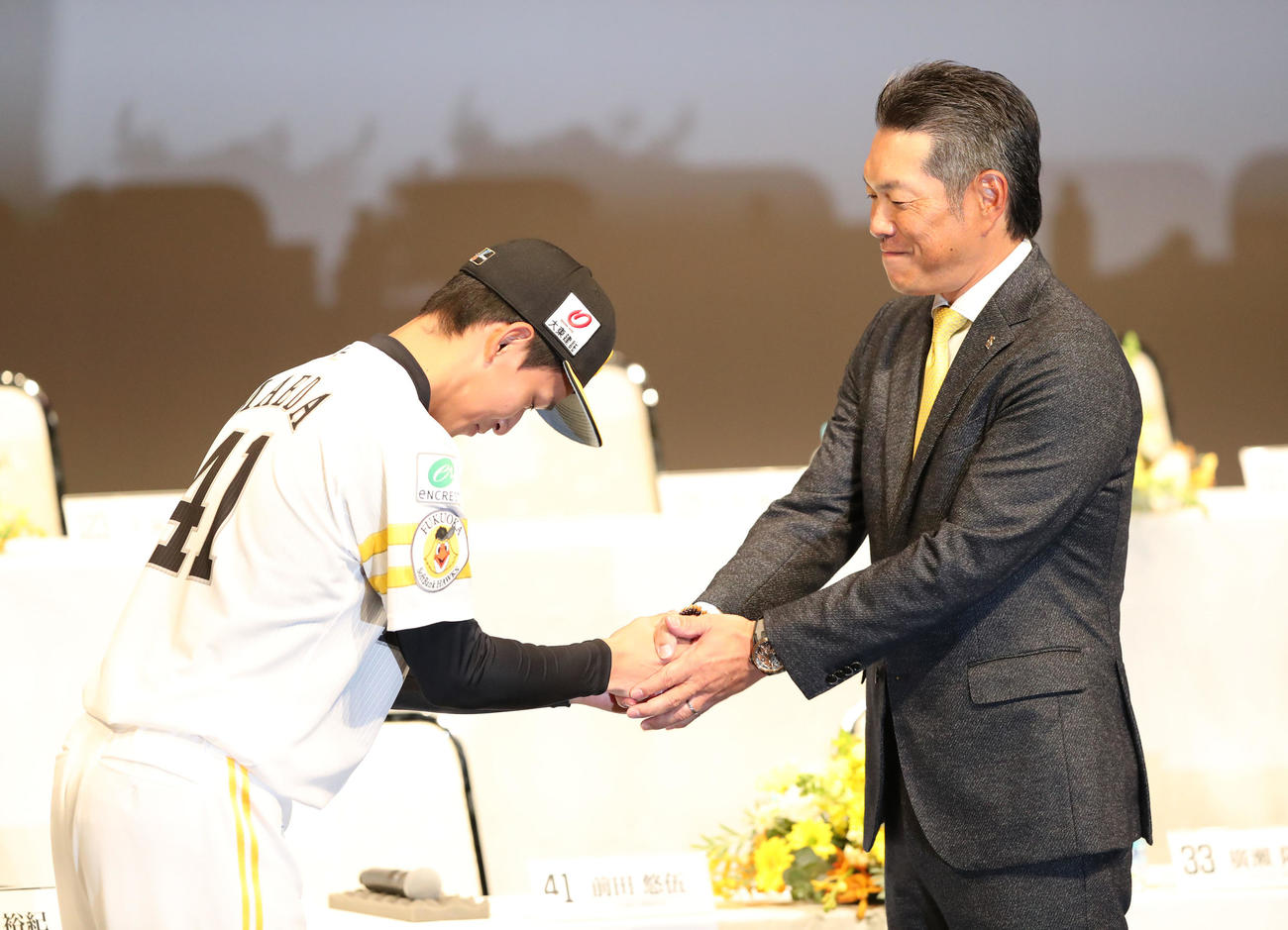 入団発表で前田を迎える小久保監督（撮影・梅根麻紀）