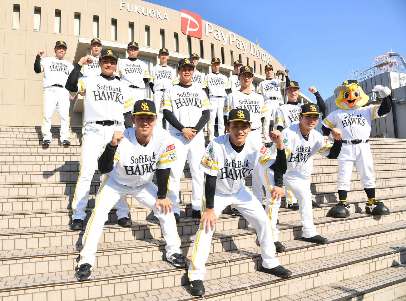 福岡ペイペイドーム前の大階段でガッツポーズする、ドラフト1位・前田悠（手前）ら。2列目左から同2位・岩井、同3位・広瀬、3列目左から同4位・村田、同5位・沢柳、同6位・大山、同7位・藤田悠、4列目左から育成1位・大泉、同2位・宮里、同3位・佐倉、同4位・中沢、同5位・星野、同6位・藤原、同7位・藤田淳、同8位・長水（撮影・岩下翔太）