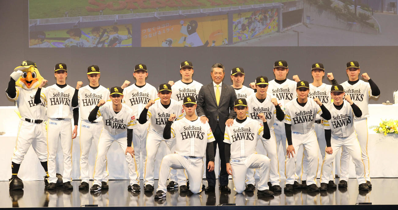 新入団選手発表記者会見で小久保監督（中央）と記念撮影する、下段左からドラフト2位・岩井俊介、同1位・前田悠、中段左から同6位・大山、同4位・村田、ひとりおいて同3位・広瀬、同5位・沢柳、同7位・藤田、上段左から育成8位・長水、育成6位・藤原、育成4位・中沢、育成2位・宮里、育成1位・大泉、育成3位・佐倉、育成5位・星野、育成7位・藤田（撮影・梅根麻紀）