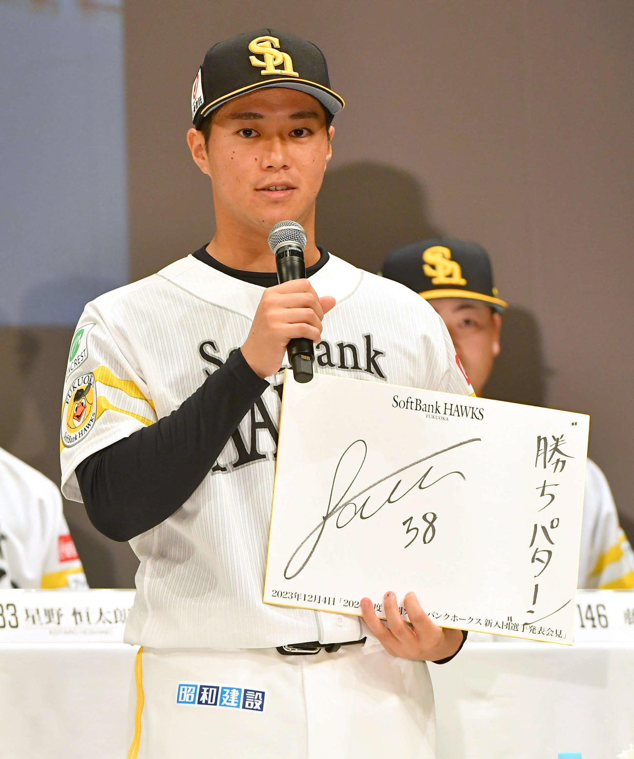 新入団選手発表記者会見で、プロでの目標「勝ちパターン」と宣言したドラフト5位・沢柳（撮影・岩下翔太）