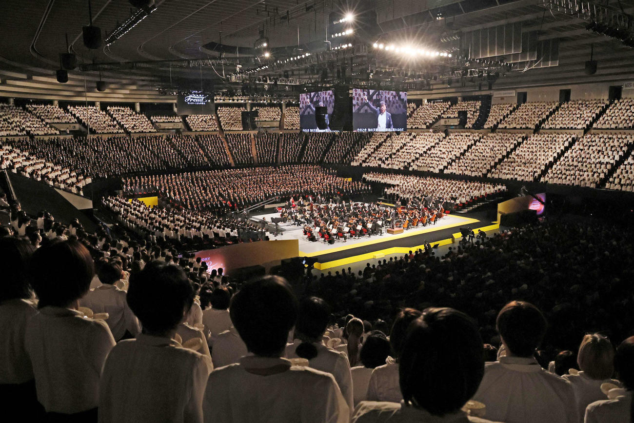 コロナ禍が明け、4年ぶりに1万人の合唱団がそろった（MBS提供）