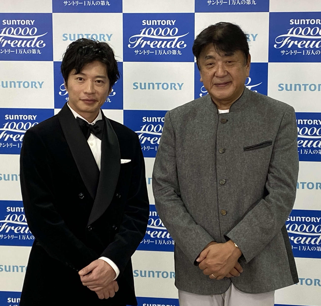 囲み取材に応じた佐渡裕氏（右）と田中圭（撮影・村上久美子）