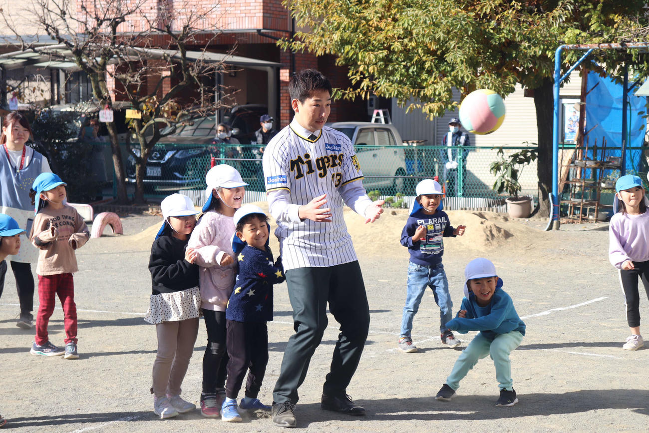 園児らとドッジボールで交流する阪神岩崎（撮影・波部俊之介）