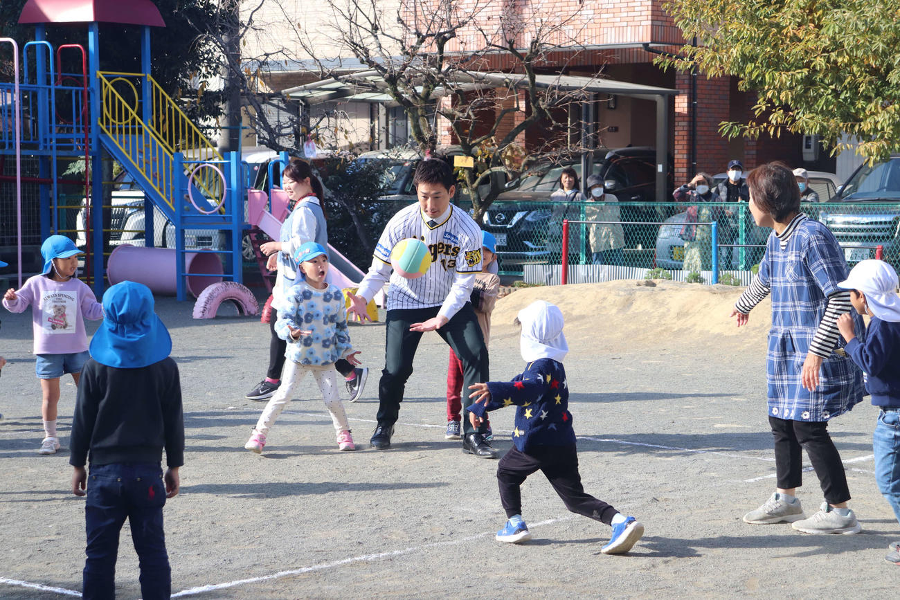 園児らとドッジボールで交流する阪神岩崎優投手（撮影・波部俊之介）