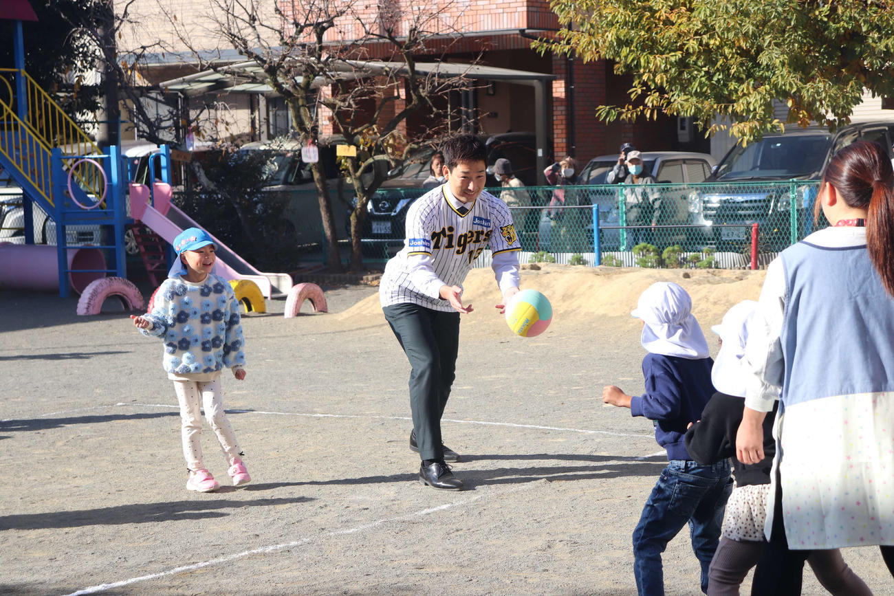 園児らとドッジボールで交流する阪神岩崎（撮影・波部俊之介）