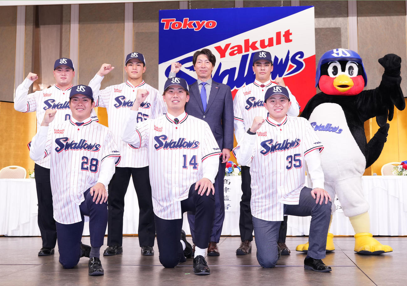 ヤクルト新入団選手発表会で記念写真に納まる、前列左からドラフト2位の松本健、同1位の西舘、同3位の石原。後列左から育成2位の高野、ドラフト4位の鈴木、高津監督、ドラフト5位の伊藤、つば九郎（撮影・菅敏）