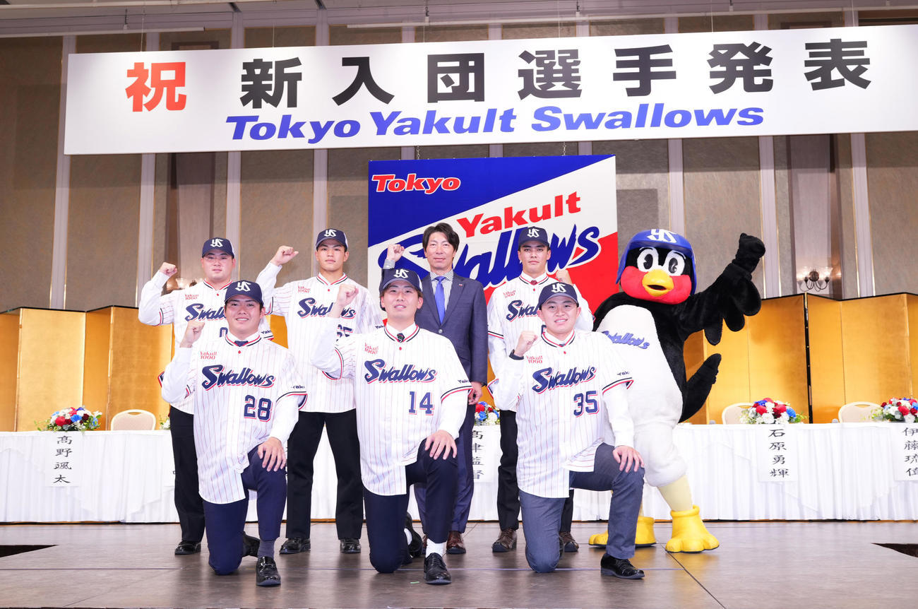 ヤクルト新入団選手発表会で記念写真に納まる、前列左からドラフト2位の松本健、ドラフト1位の西舘、ドラフト3位の石原。後列左から育成2位の高野、ドラフト4位の鈴木、高津監督、ドラフト5位の伊藤、つば九郎（撮影・菅敏）