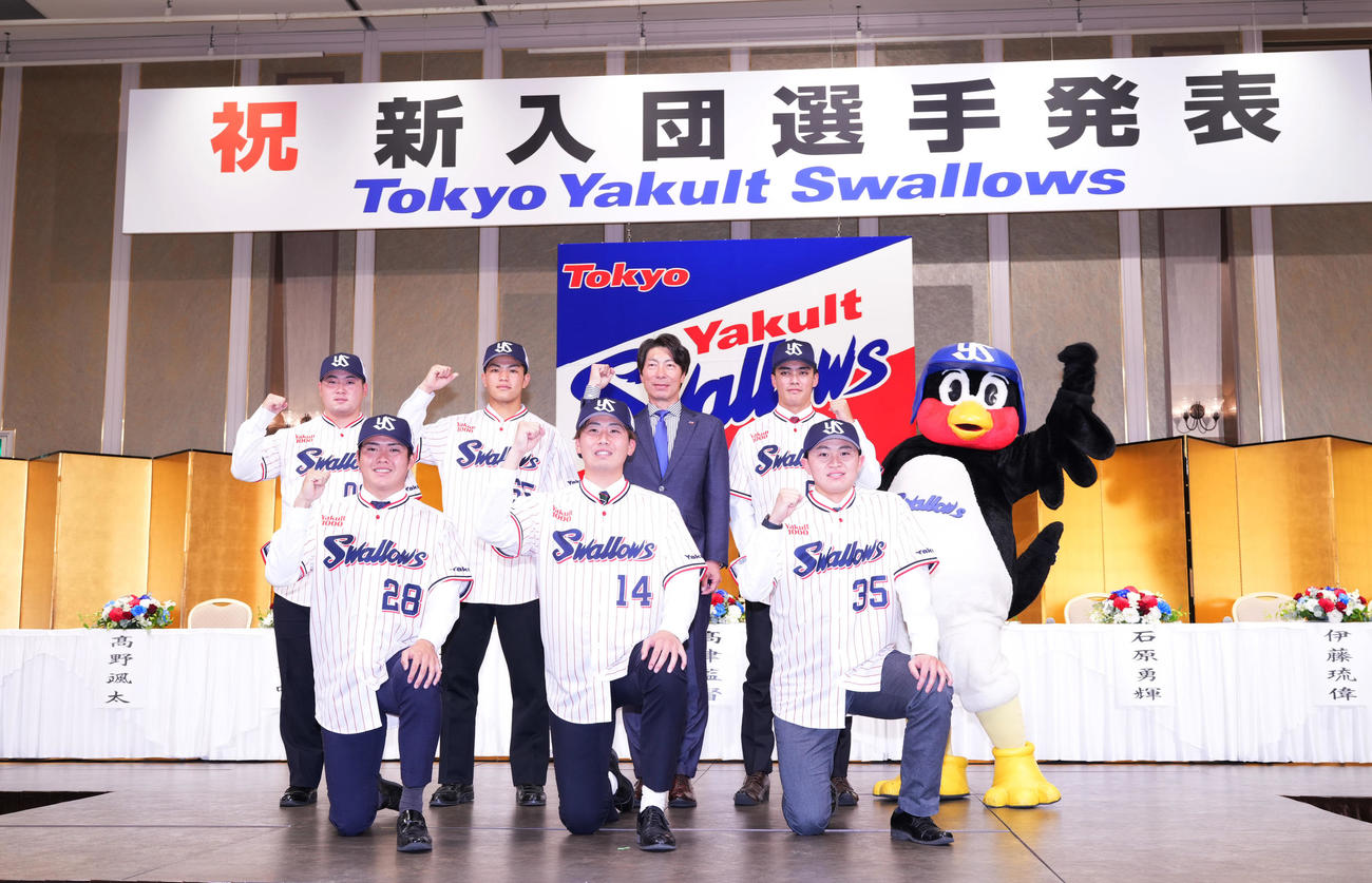 ヤクルト新入団選手発表会で記念写真に納まる、前列左からドラフト2位の松本、ドラフト1位の西舘、ドラフト3位の石原健。後列左から育成2位の高野、ドラフト4位の鈴木、高津監督、ドラフト5位の伊藤、つば九郎（撮影・菅敏）