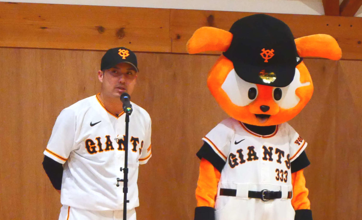 ランドセルをプレゼントし、壇上で話をする巨人今村（撮影・上田悠太）