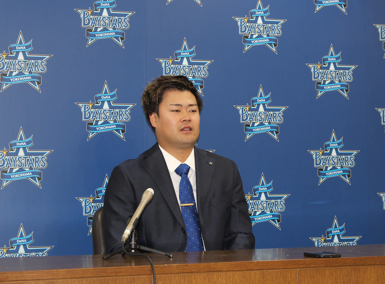 契約更改交渉に臨み、大台突破でサインしたDeNA伊勢（撮影・久保賢吾）