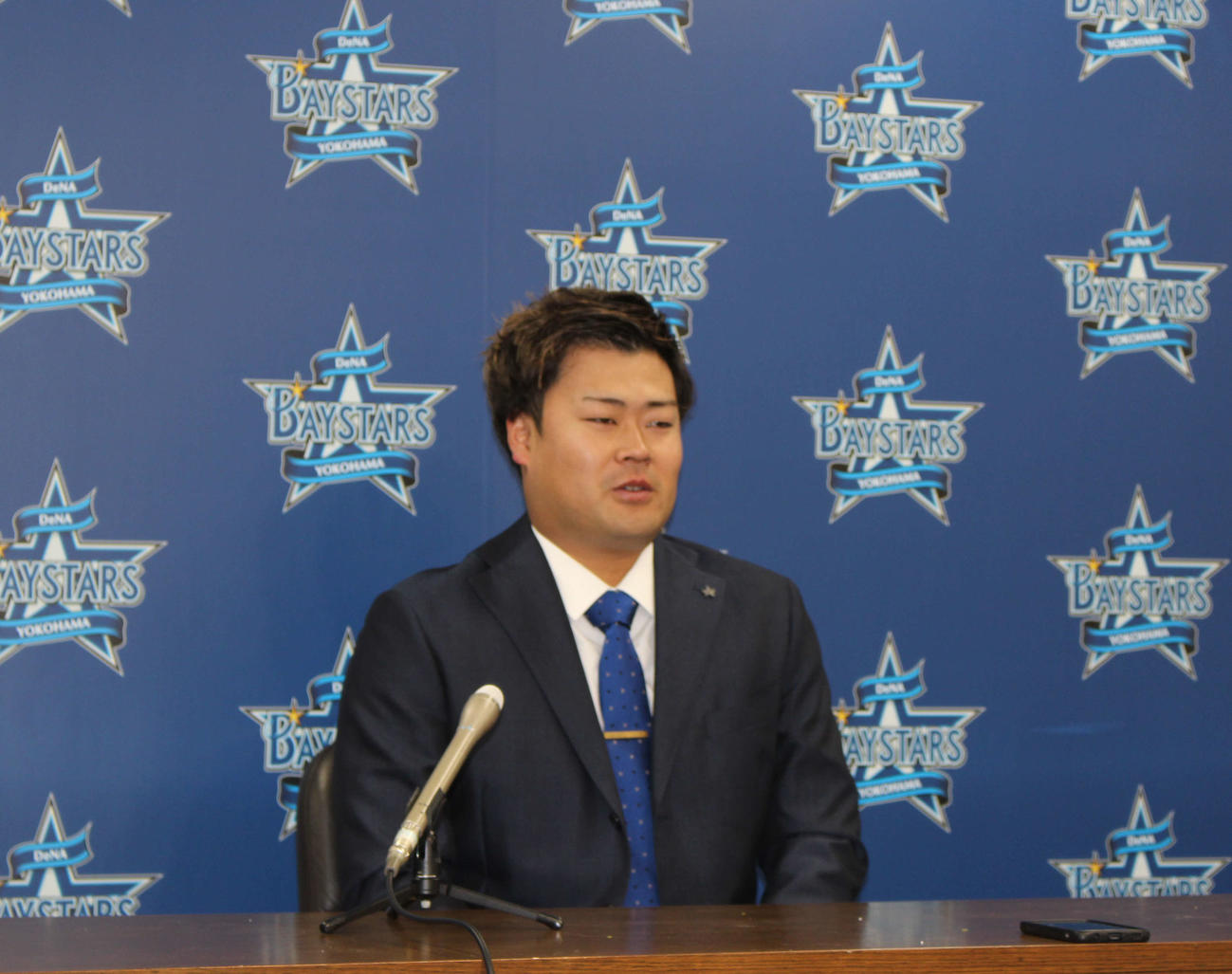 契約更改交渉に臨み、大台突破でサインしたDeNA伊勢（撮影・久保賢吾）