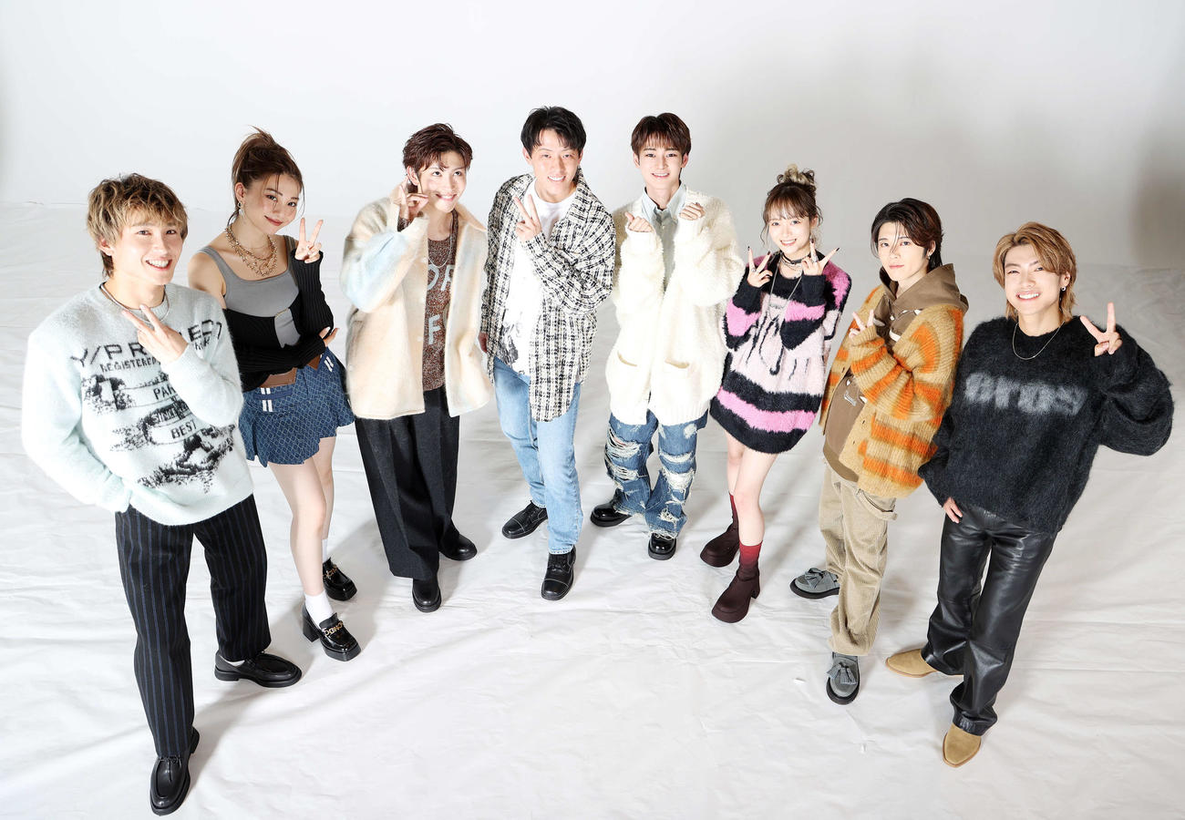 GENICと写真に納まる楽天辰己（左から4人目）。左から小池竜暉、金谷鞠杏、増子敦貴、1人おいて雨宮翔、宇井優良梨、西本茉生、西澤呈（撮影・鈴木正人）