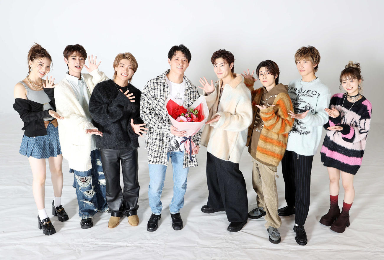 GENICと写真に納まる楽天辰己（左から4人目）。左から金谷鞠杏、雨宮翔、西澤呈、1人おいて増子敦貴、西本茉生、小池竜暉、宇井優良梨（撮影・鈴木正人）