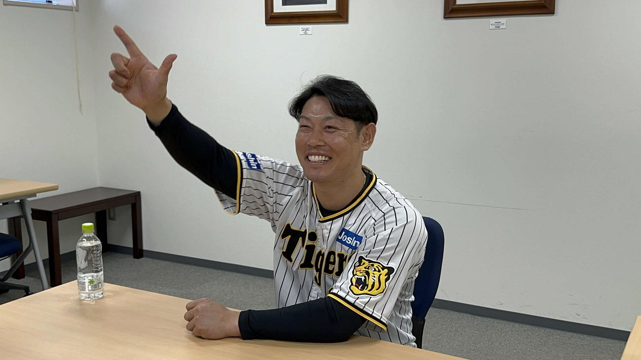 「道徳講演会」で埼玉県寄居町の小・中学生とオンラインで交流する阪神原口（球団提供）