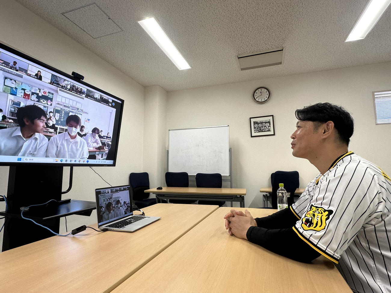「道徳講演会」で埼玉県寄居町の小・中学生とオンラインで交流する阪神原口（球団提供）
