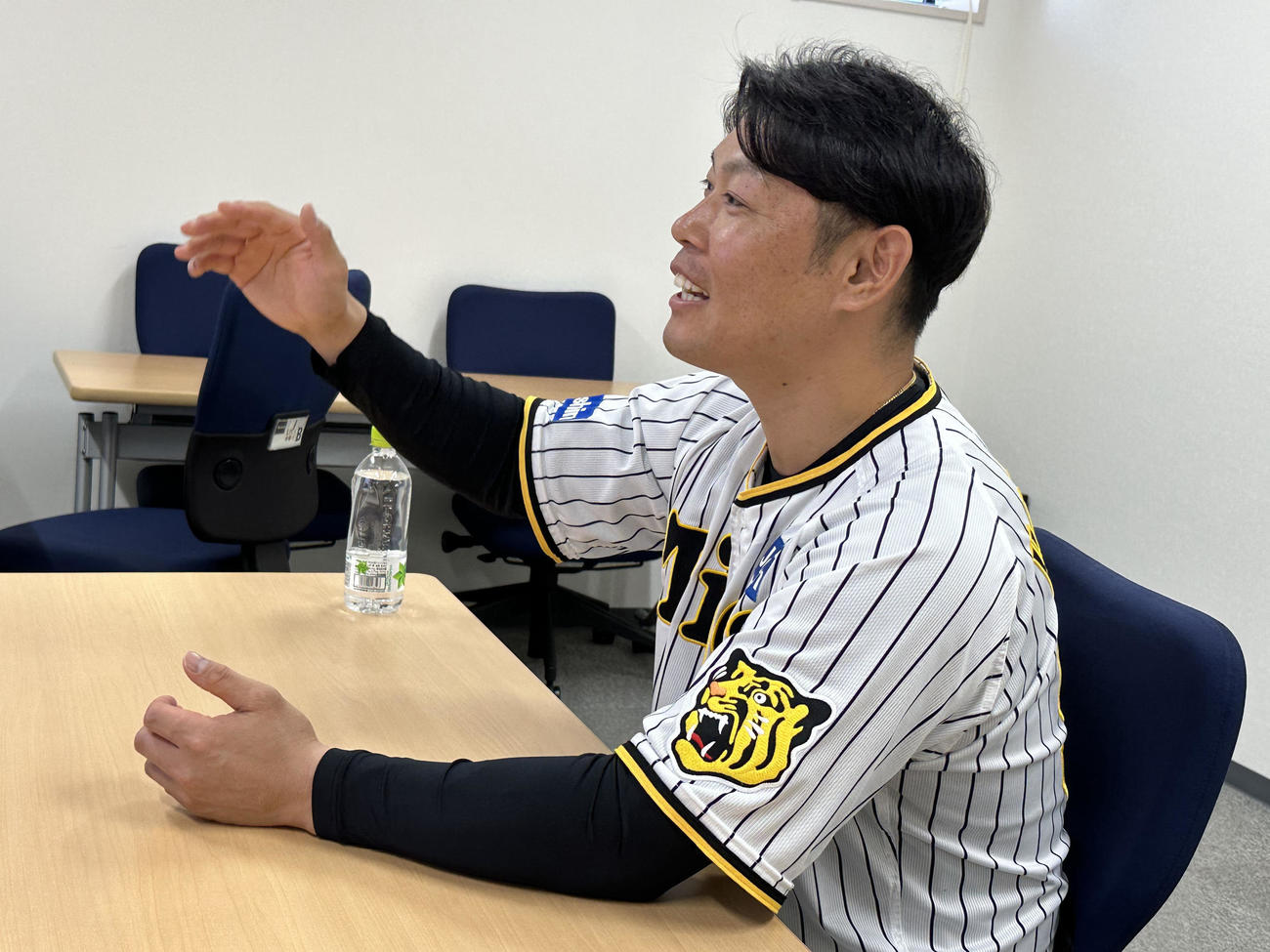 「道徳講演会」で埼玉県寄居町の小・中学生とオンラインで交流する阪神原口（球団提供）